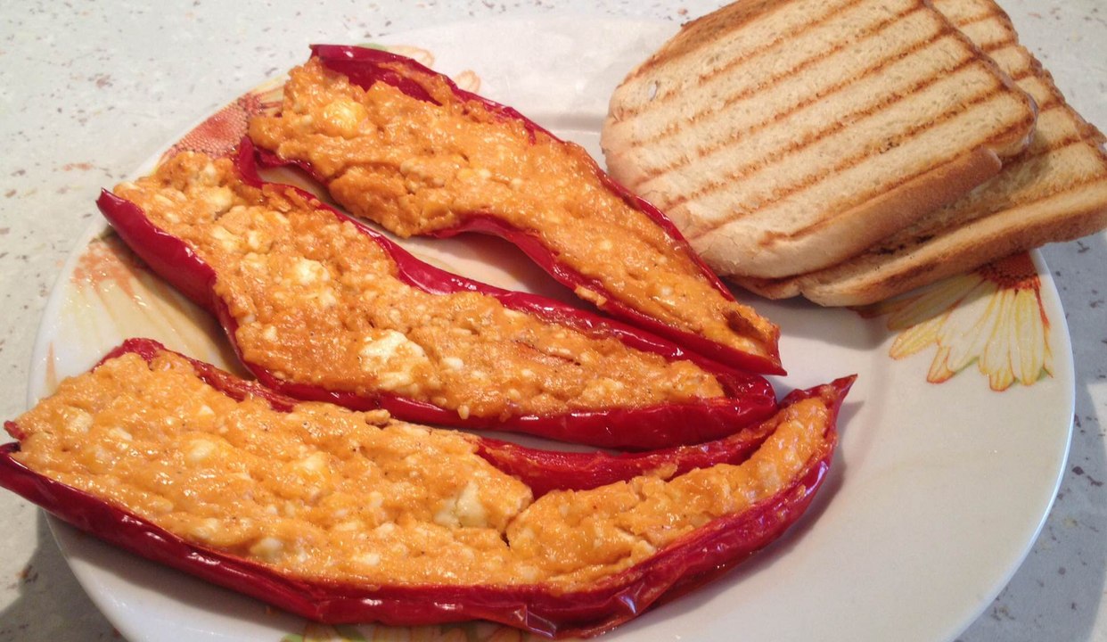 Paprikaschiffchen mit Schafskäse - Gefüllte Paprikaschoten gebacken oder gegrillt - Das Rezept