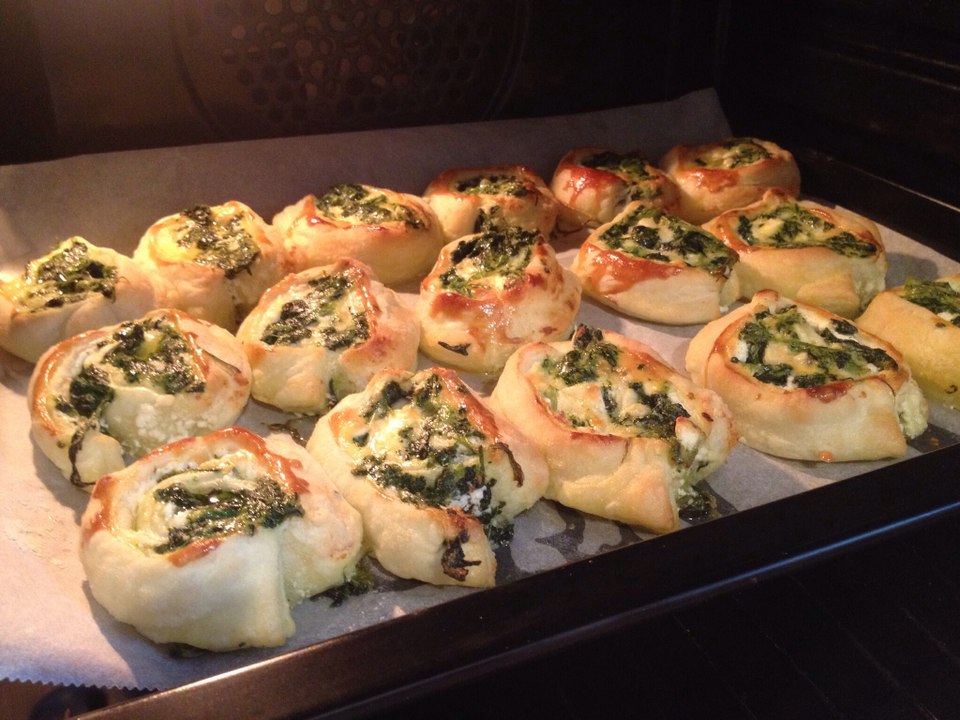 Blätterteigschnecken mit Spinat und Schafskäse  Rezept