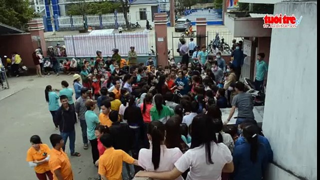 Công nhân đình công vì công ty giam tiền thưởng tết