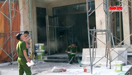 Điện giật một công nhân té giàn giáo bị thương nặng