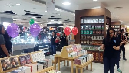 Menari, Cara Pegawai Toko Gramedia Bangkitkan Semangat Kerja
