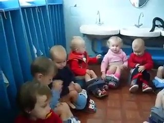 حاشاكم توالات جماعية أما ركزوا مع الفرخ إلي لابس لحمر شعمل للطفلة بدموع