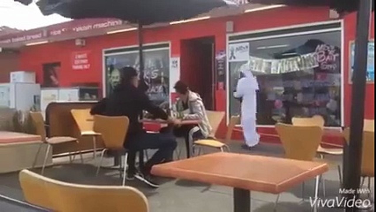 араб жжет прикол