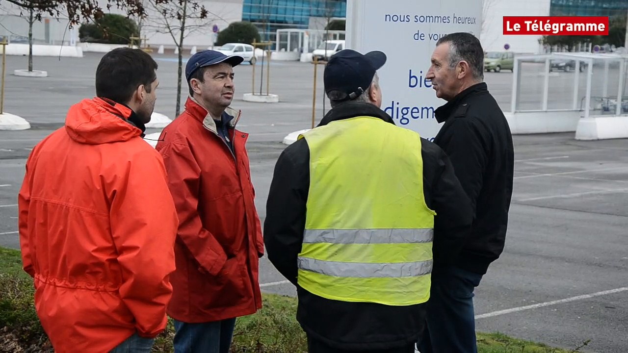 Vannes. Le parking du Leclerc bloqué par les agriculteurs