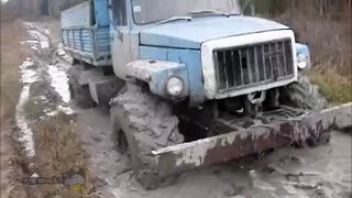 Русские вездеходы в грязи на бездорожье