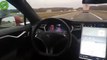 Voiture Tesla en autopilote sur l'autoroute avec le chauffeur sur le siège arrière