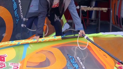 Un windsurfeur s'aventure sur les vagues de Nazaré