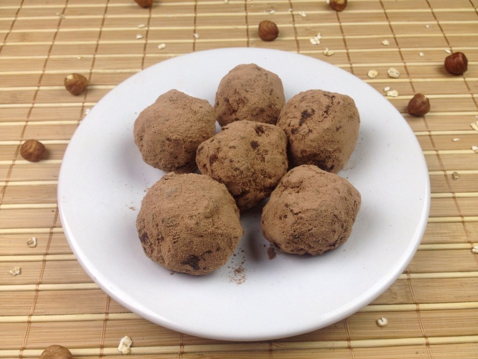 Schnelle Energiekugeln mit Kakaopulver  Rezept