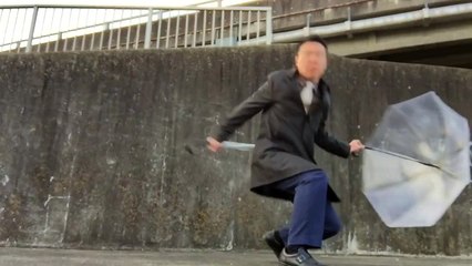 Combat de rue avec deux parapluies