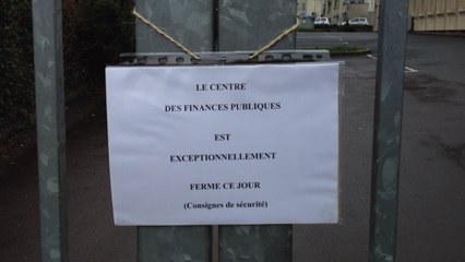 Manifestation agricole devant le centre des impôts