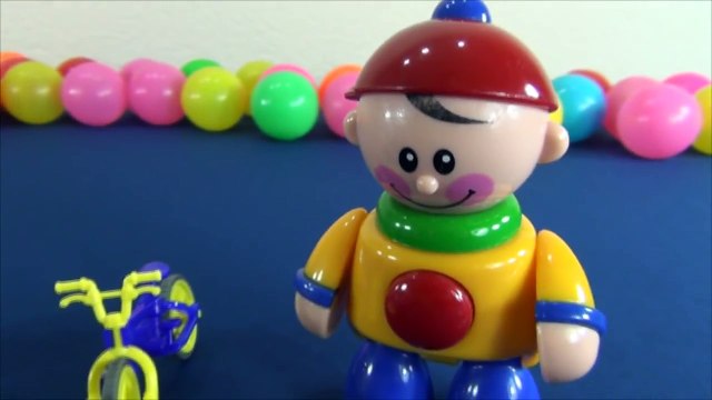 Свинка Пеппа катается на велосипеде. Пеппа катает Джорджа на велосипеде. Пеппа,Кенди,Джордж катаются