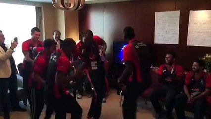 Chris Gayle and Umar Akmal Amazaing Dancing on Punjabi Song in PSL