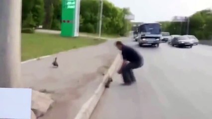 Мужик молодец! Смотрите все и берите пример