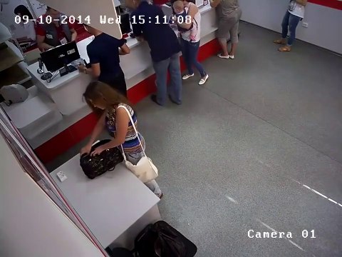 Вот он ей был нужен!? Девушка украла нож прямо при людях