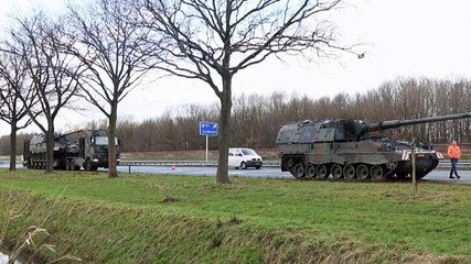 Legervoertuig strandt op de A7 bij Zuidbroek - RTV Noord