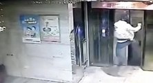 Un Chinois met un gros coup de pied dans une porte d'ascenseur - FAIL !