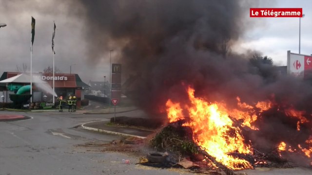 Quévert (22). Les agriculteurs allument un feu devant le Carrefour Market