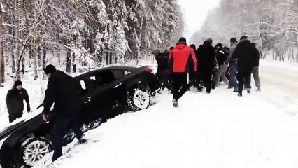 Взаимопомощь на дороге, парни вообще красавцы