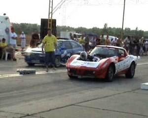 Video herunterladen: Chevrolet Corvette VTG 4X4 Turbo Vs. VW Scirocco VR6 Turbo Bimoto Drag Race