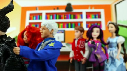 Should Descendants Mal Marry Ben? Mal puts Villains in Jail. DisneyToysFan