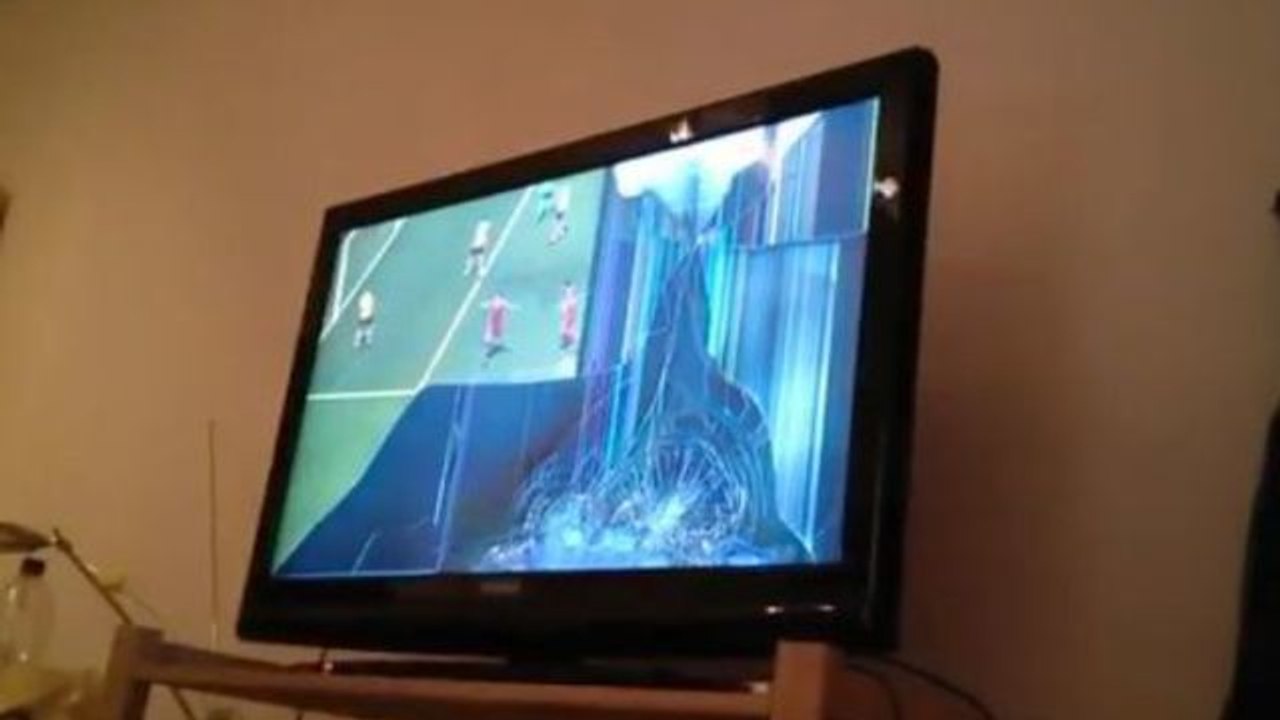 FIFA 2014 : il perd un match contre un ami, lance sa manette sur sa télé avant de l'exploser à coups de poing