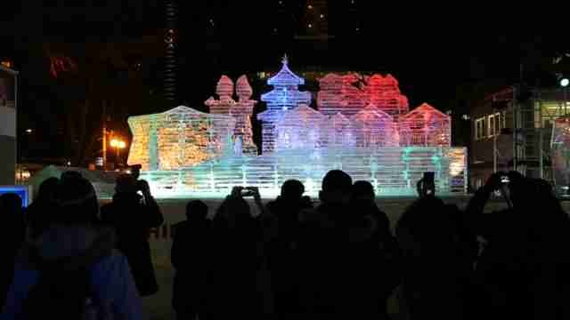 Gigantes esculturas de hielo inundan las calles de la japonesa Sapporo
