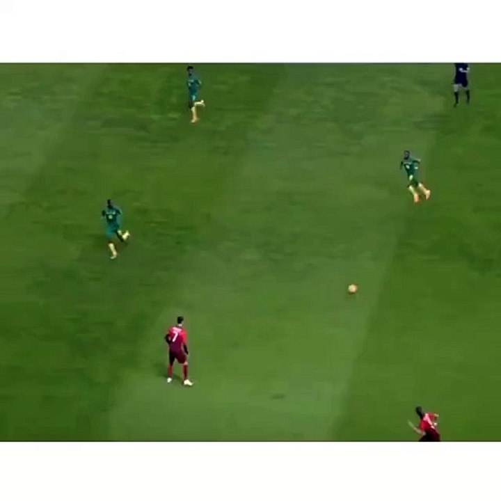 Ronaldo plays dribbles with his eyes closed!!!