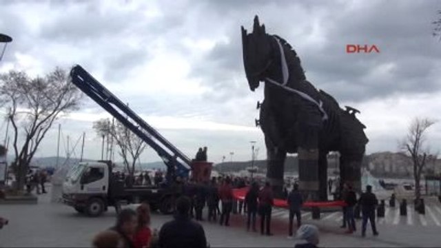 Çanakkale Truva Atı'na Beyaz Fulara 'Türk Bayraklı' Tepki