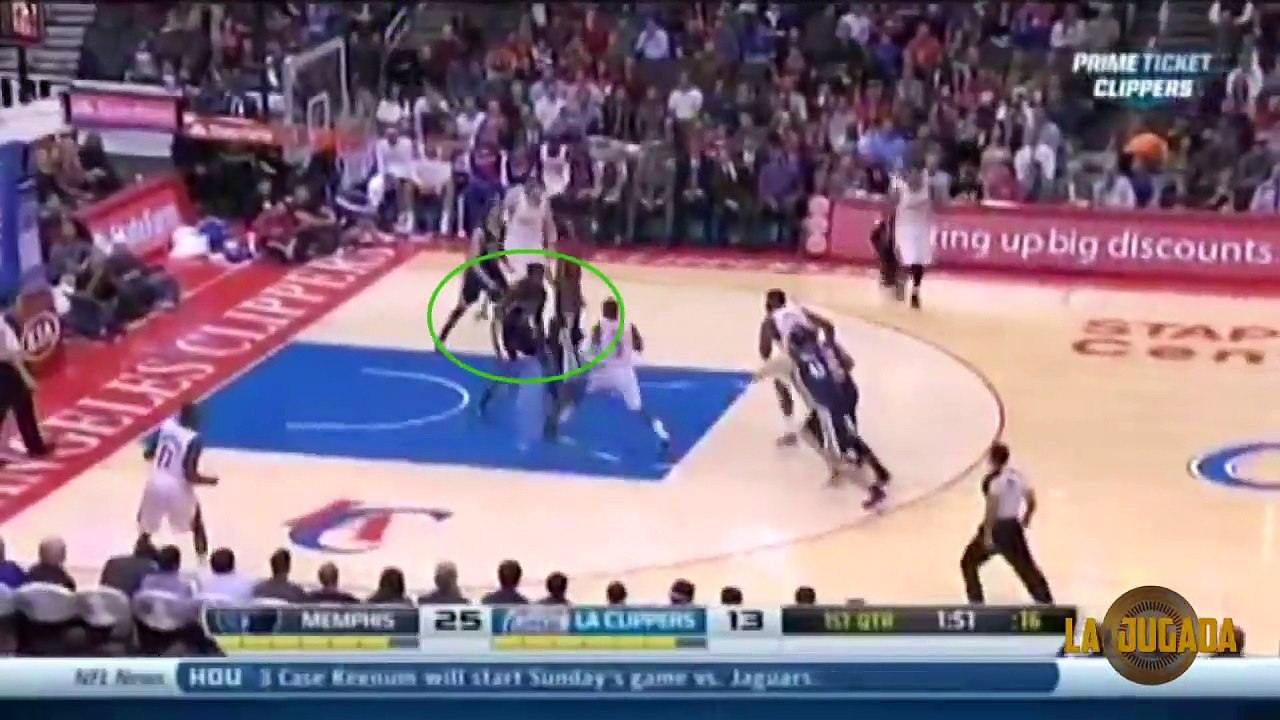 Jugador de la NBA que defiende su arco a patadas y Balloteli deleita tocando el piano