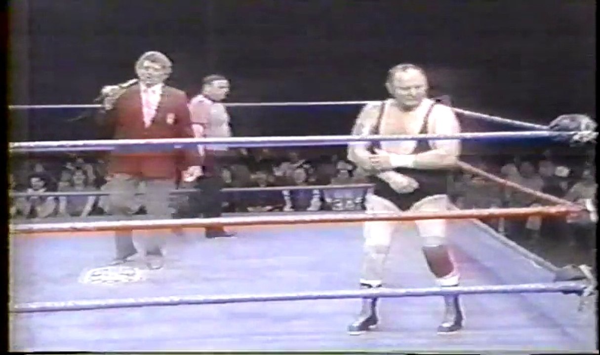 Jerry _Crusher_ Blackwell vs Kenny _Sodbuster_ Jay