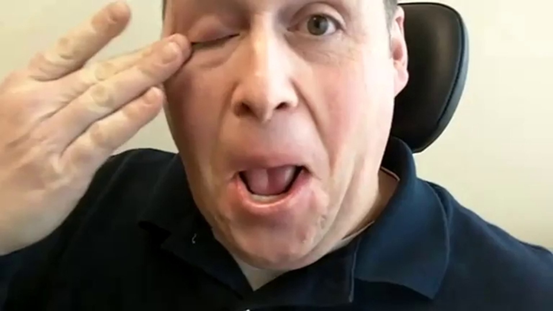 Video Insolite Une Crotte De Nez Geante Sort De Son Nez Video Dailymotion