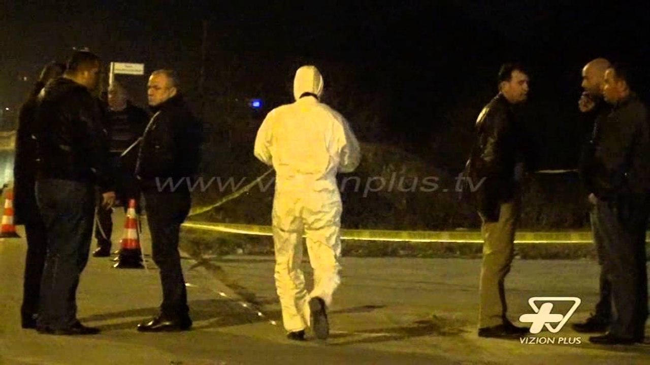 Elbasan, sulmon “banda e policëve” - News, Lajme - Vizion Plus