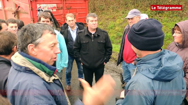 Guingamp. Les agriculteurs déversent des détritus