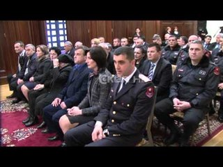 PRESIDENTI DEKORON NENKOMISAR SIMON GJETEN