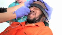 Vidéo choc : Par solidarité avec les détenus de Guantanamo, Mos Def teste l'alimentation forcée