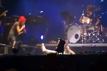 Belle réaction d'un groupe après la chute d'une fan sur scène