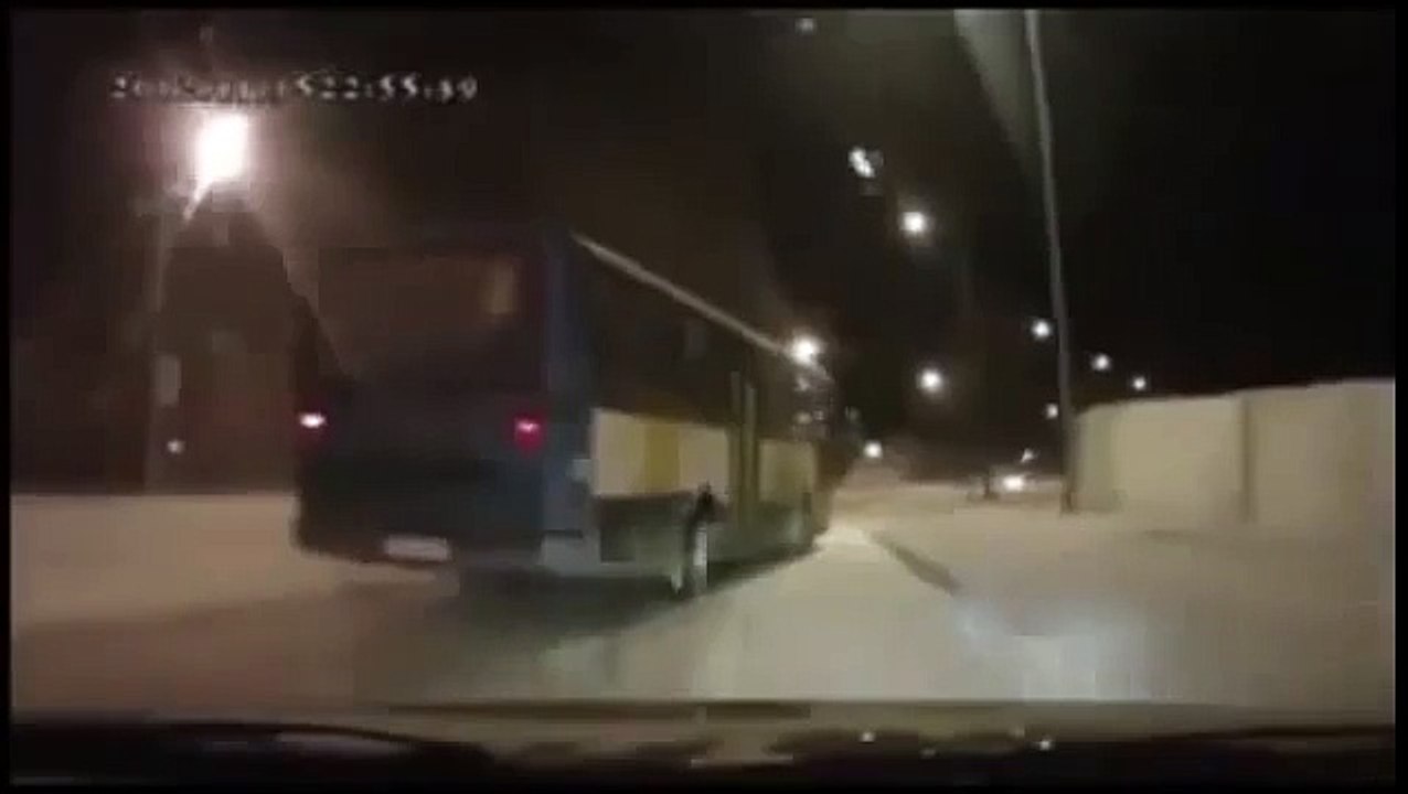 Buz Pisti Gibi Yolda Kayan Otobüs...