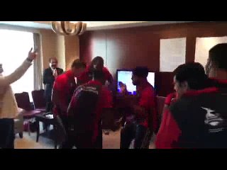 Chris Gayle,Umar Akmal and Other Lahore Qalander Team Members Dancing on Punjabi Song