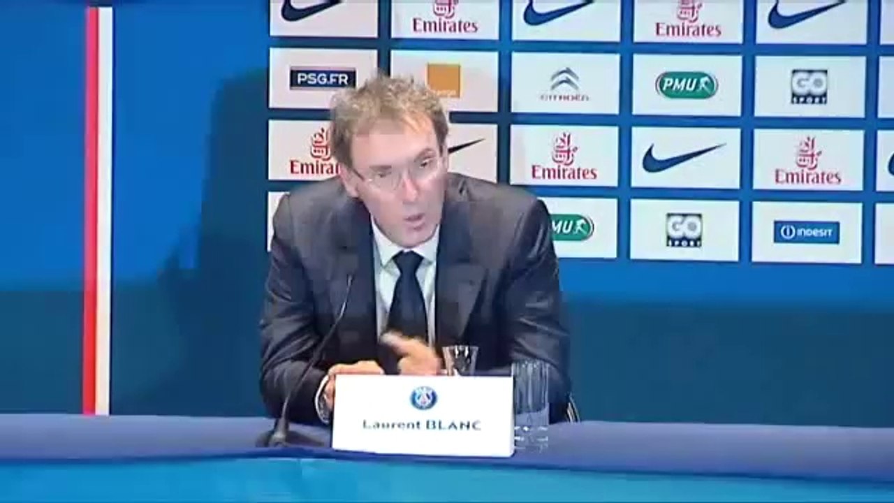 PSG : Laurent Blanc adresse un doigt d'honneur à un journaliste de "L’Equipe 21" en pleine conférence de presse