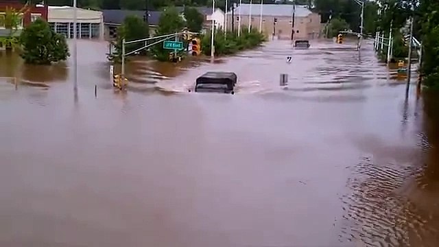 Бездорожье. Грузовики едут под водой