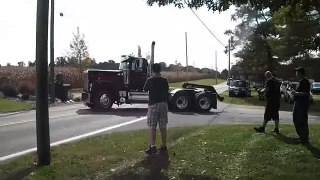 Американские грузовики Мак Albert Brown burnout at Gerharts Truck show
