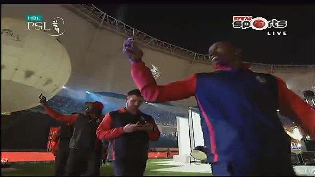 Chris Gayle, Bravo & Others Dancing As They Enters In Ground PSL MOMENTS