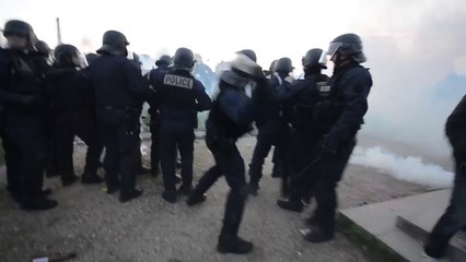 Manif pour Tous : les CRS tirent des bouteilles sur les manifestants (vidéo)