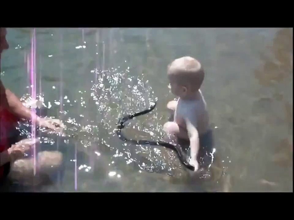 Малыш играет со змеёй! ШОК!