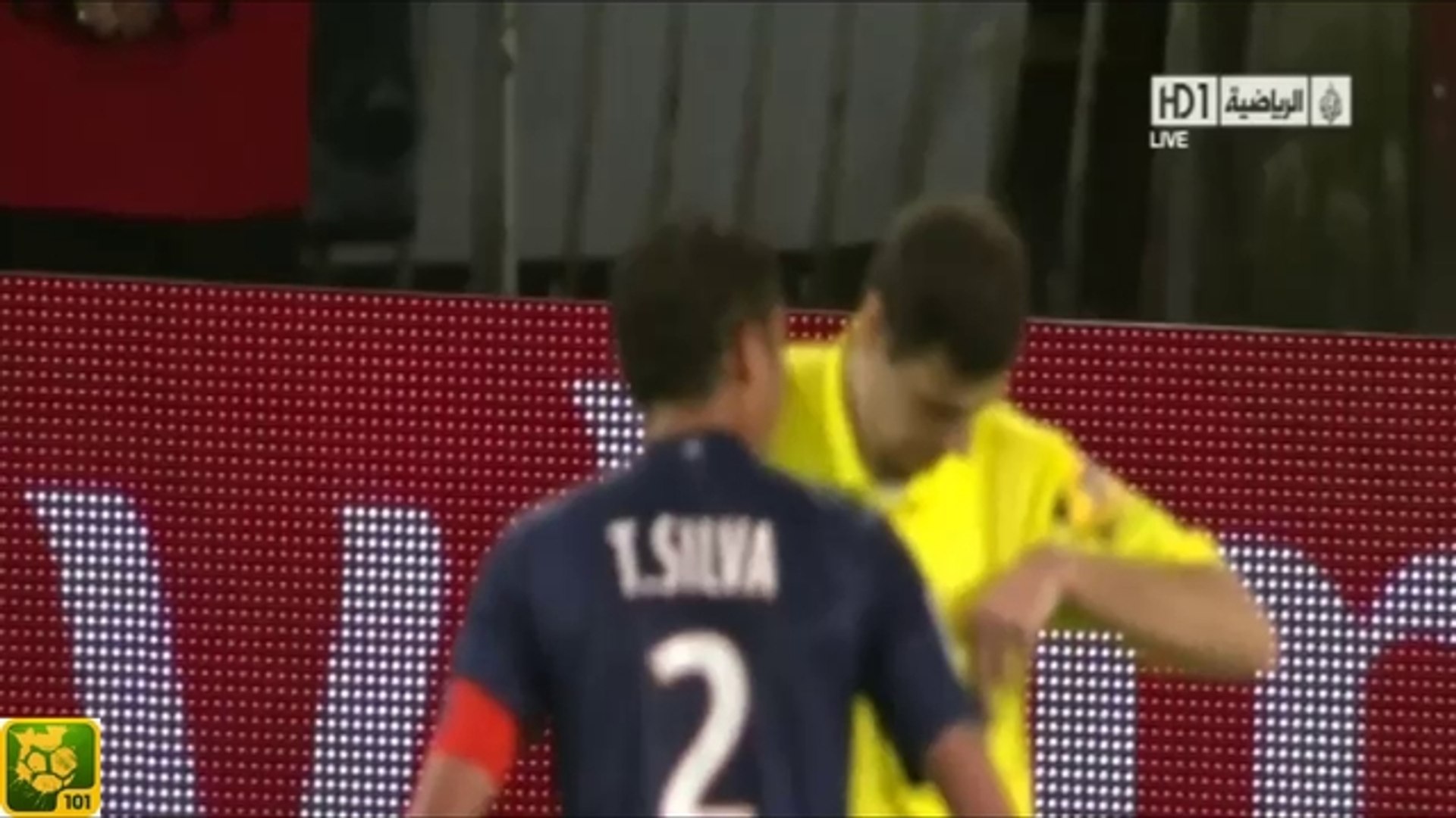 PSG - Valenciennes : bousculade imaginaire, l'arbitre expulse Thiago Silva  et retarde le sacre du PSG - Vidéo Dailymotion