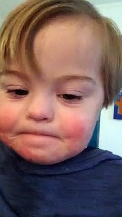 Boy Down-szindrómás megtanulni az ábécét, és öröm, hogy az Internet