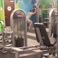 ESTE HOMBRE EN EL GIMNASIO TE HARÁ REÍR HASTA QUE NO PUEDAS MÁS