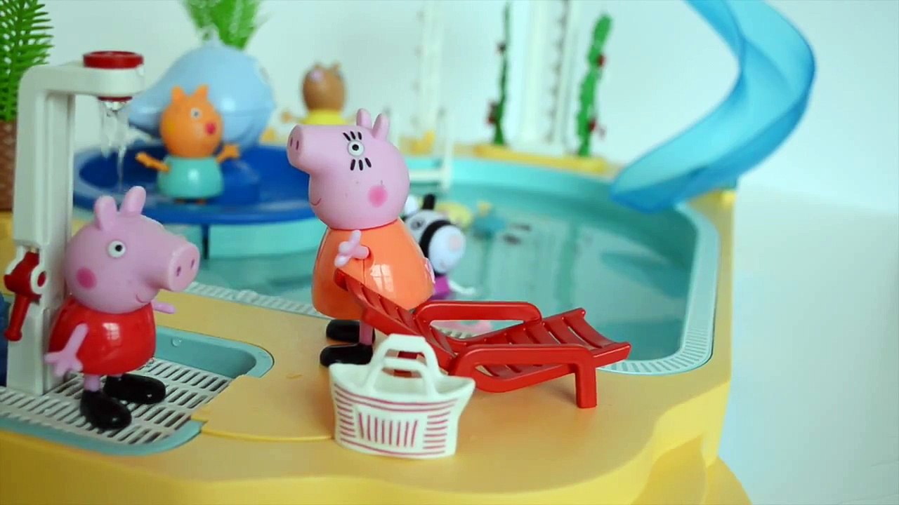 Pig George da Familia Peppa Pig Competindo Na Piscina do Clube!!! Em Portugues Tototoykids