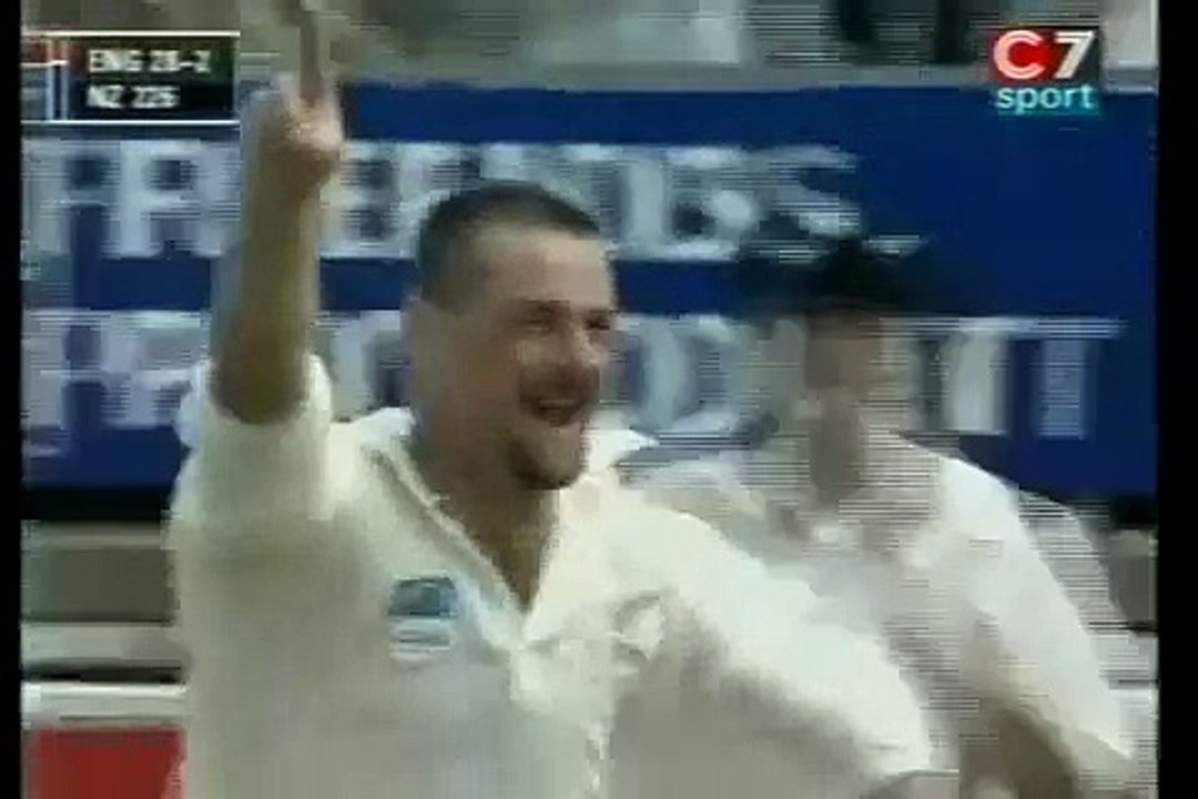 NASSER HUSSAIN BOWLED BY INSANE DELIVERY BY SIMON DOULL 1999 1st