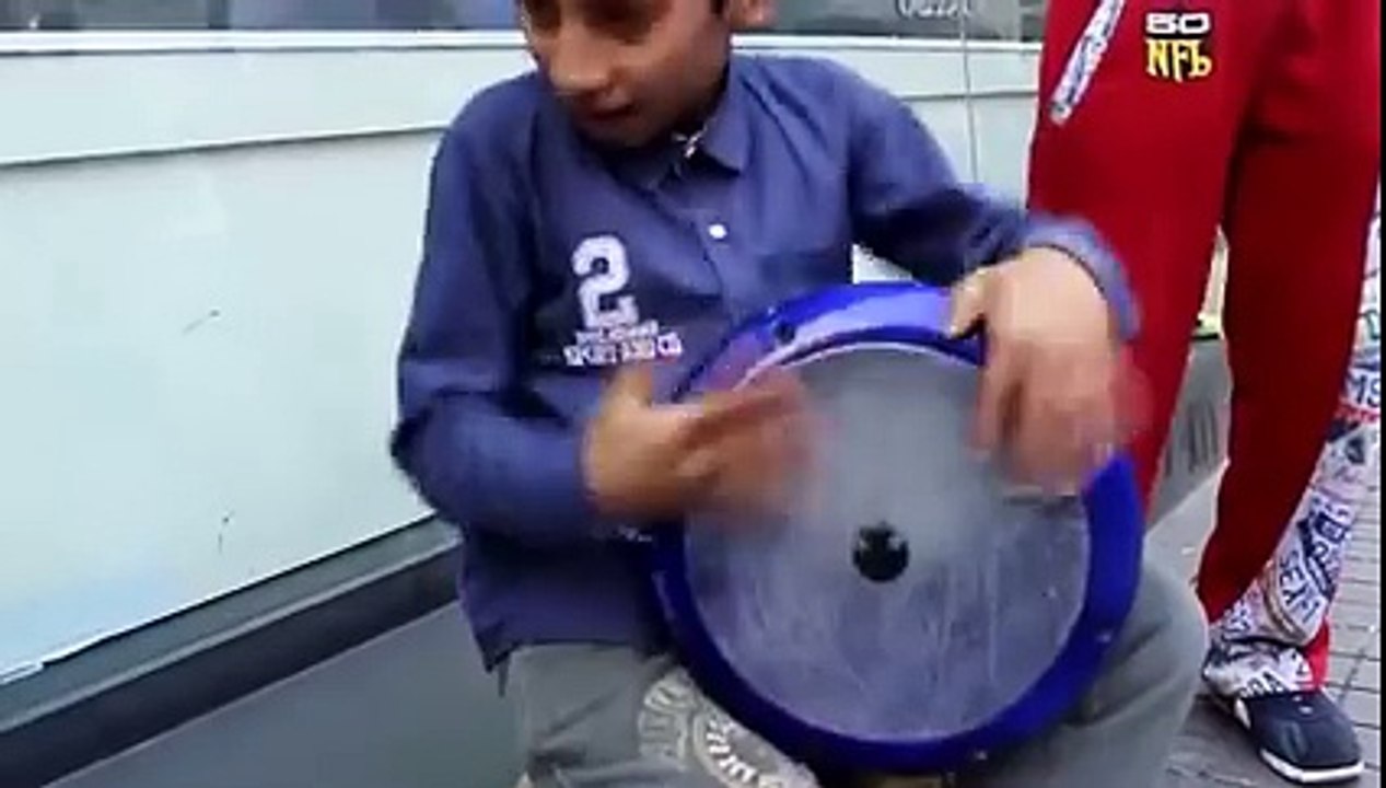 PRIVITI ACEST PUSTI CE POATE SA FACA CU TARABANA - NR 1